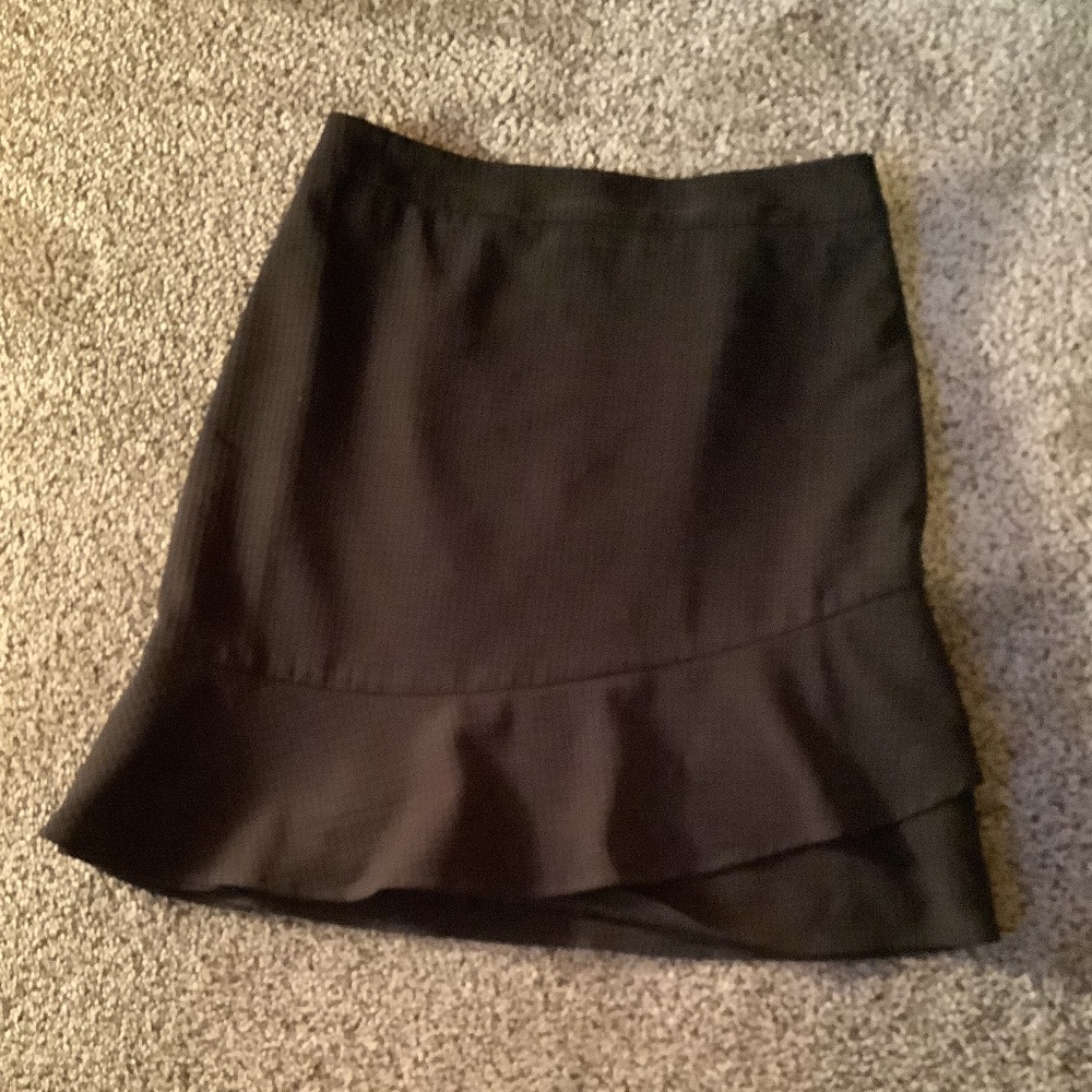 Ann Taylor Size 2P Black Ruffled skirt
